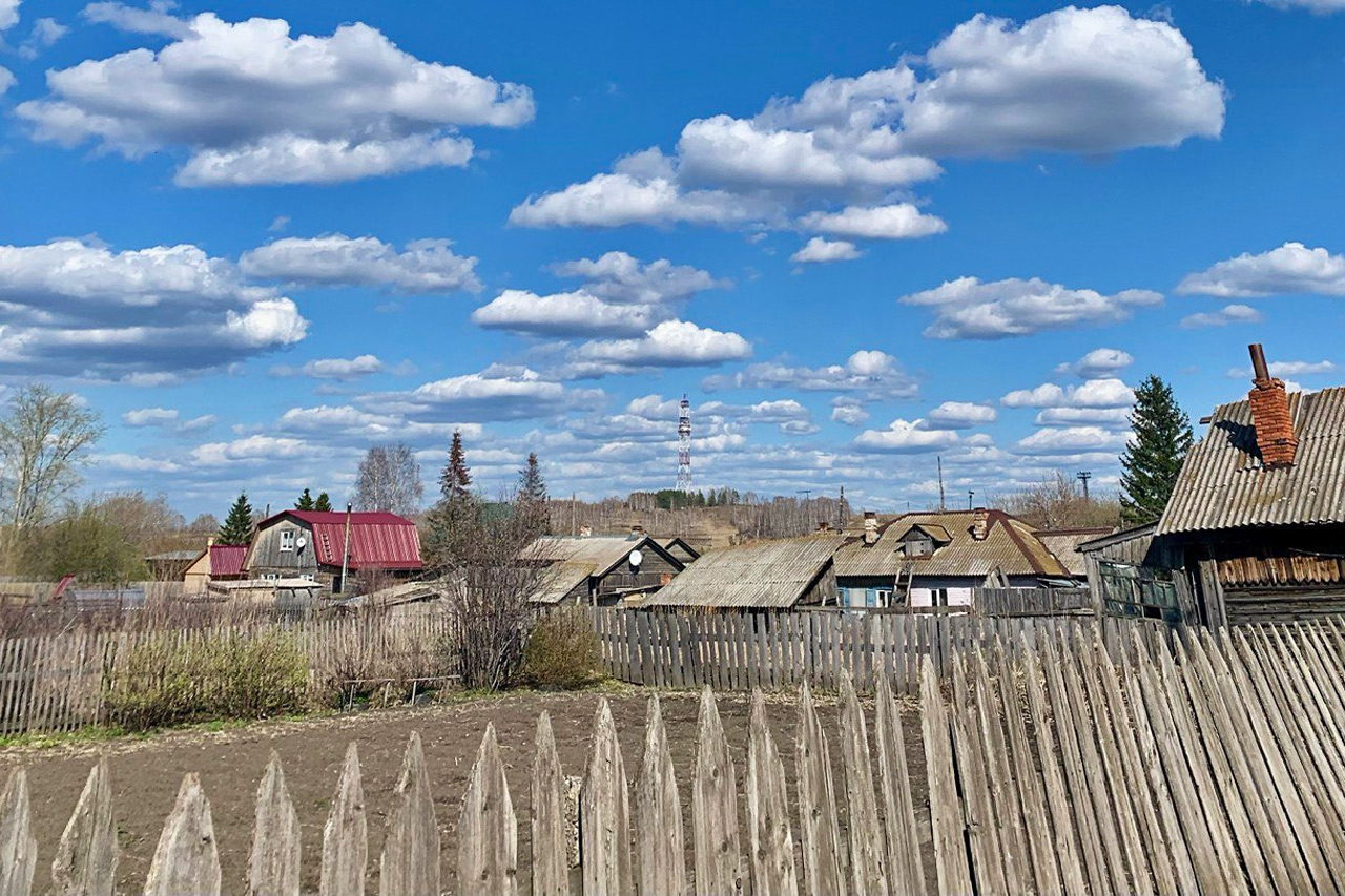 Весна в деревне, вид на деревенские дома