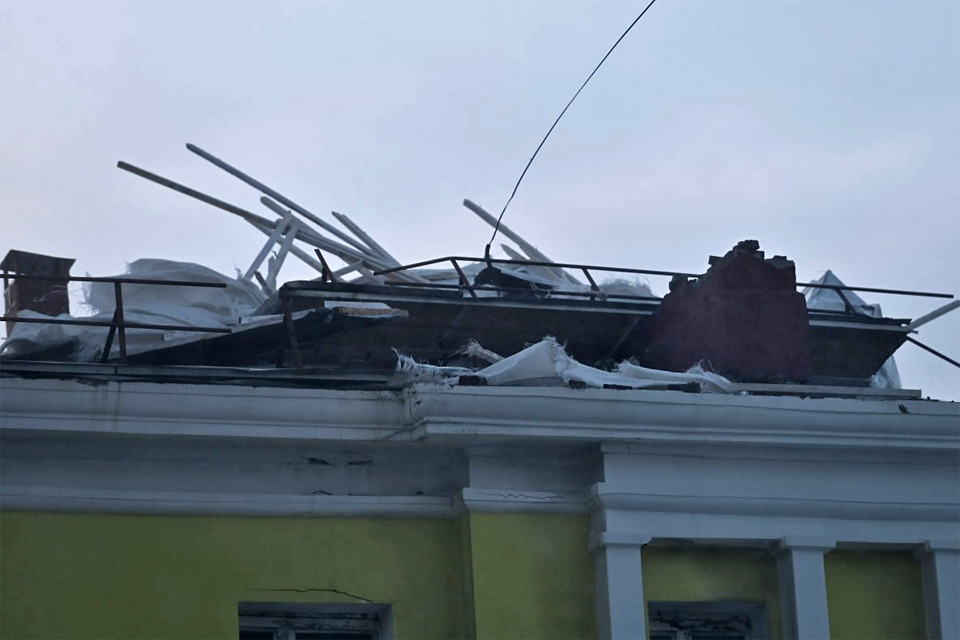 Разрушенная ветром крыша дома в Норильске