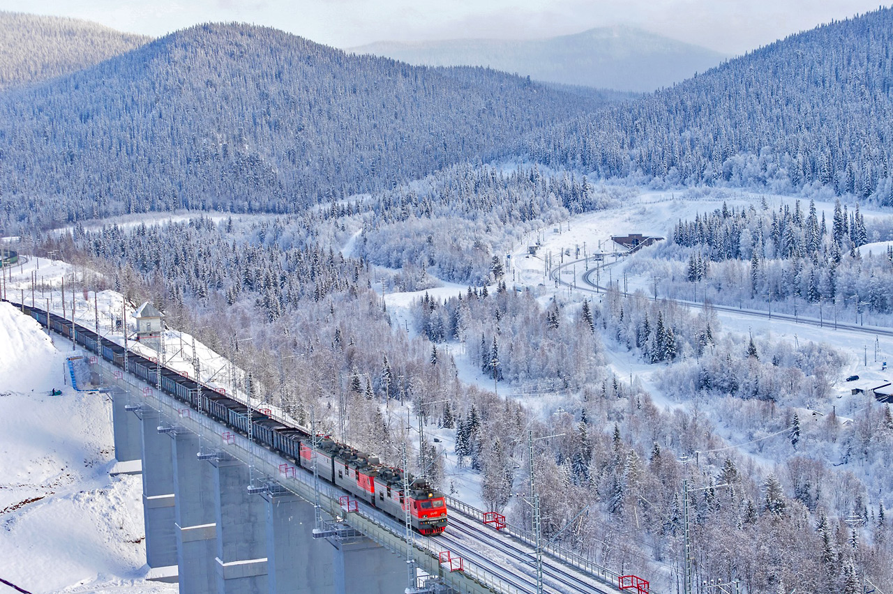 Поезд идет по Козинскому виадуку зимой трасса Абакан-Тайшет
