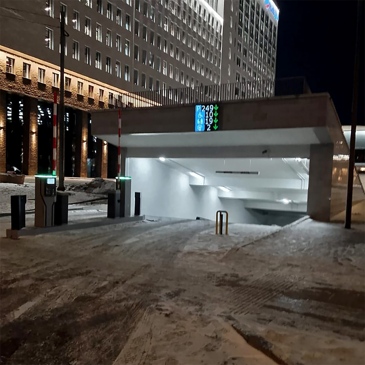 Въезд на парковку под Театральной площадью Красноярска