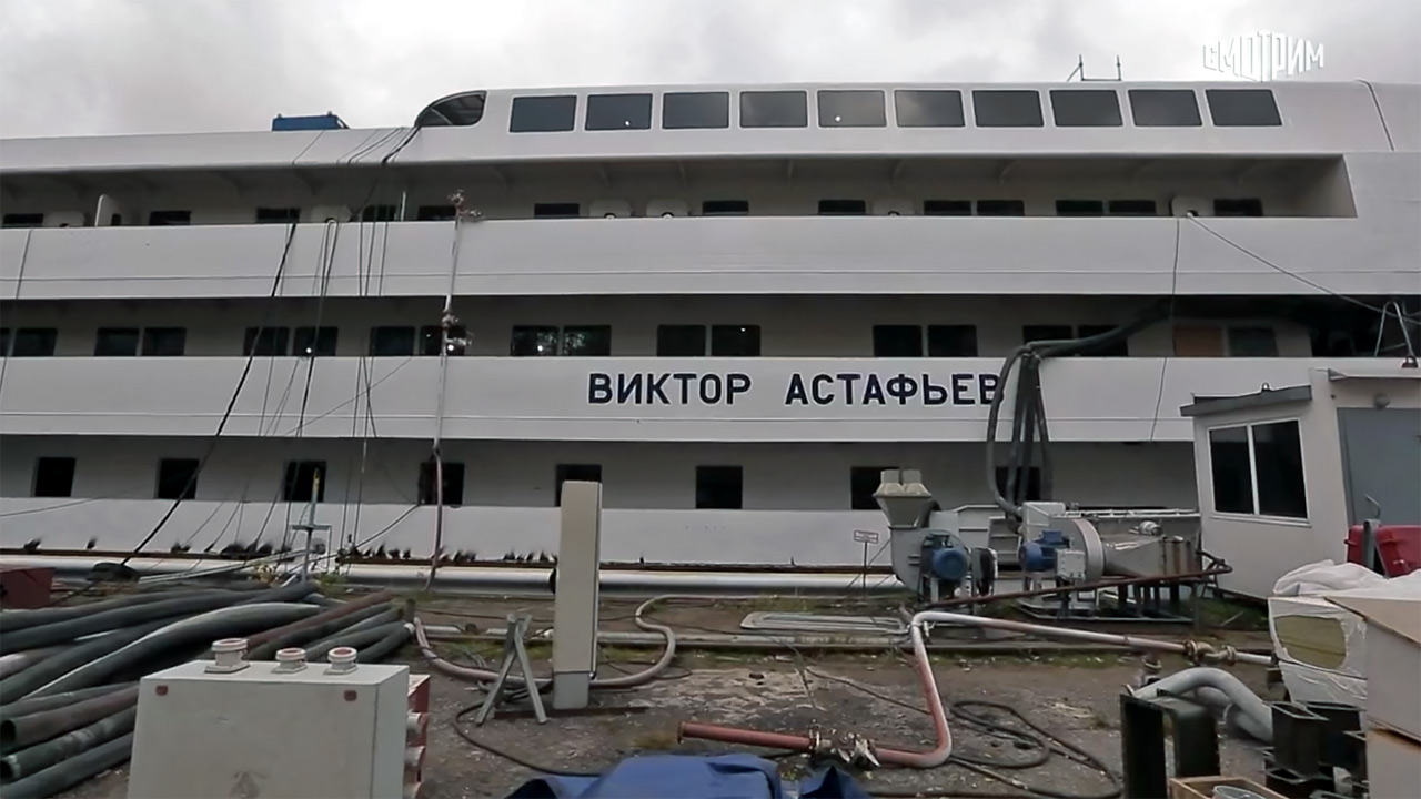 Борт теплохода Виктор Астафьев на заводе