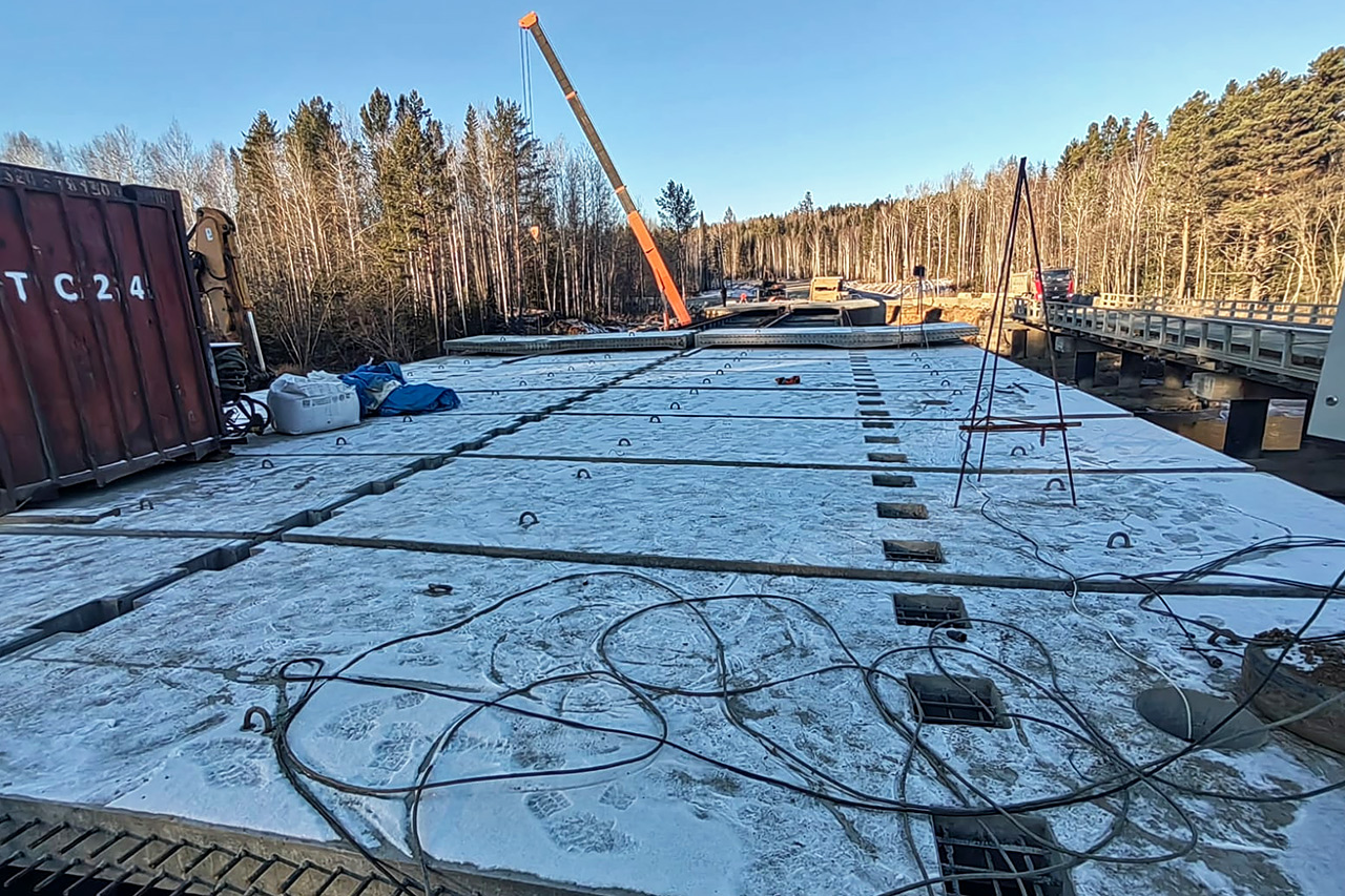 Укладка плит на дороге в Высокогорский