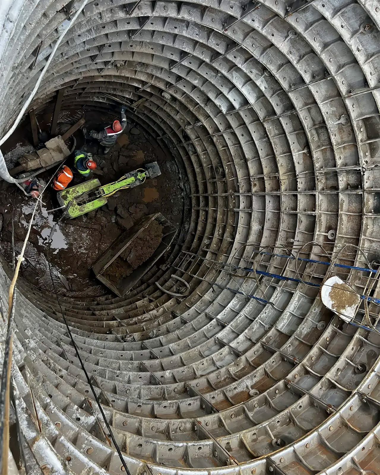 Шахта притоннельного сооружения на ул. Высотной в Красноярске