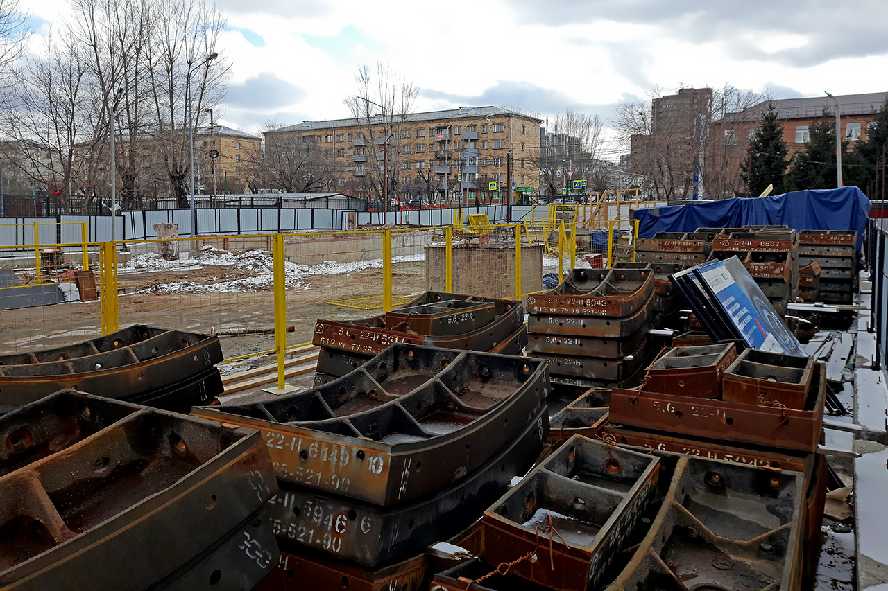 Площадка притоннелек тоже ждет подготовки для продолжения работ