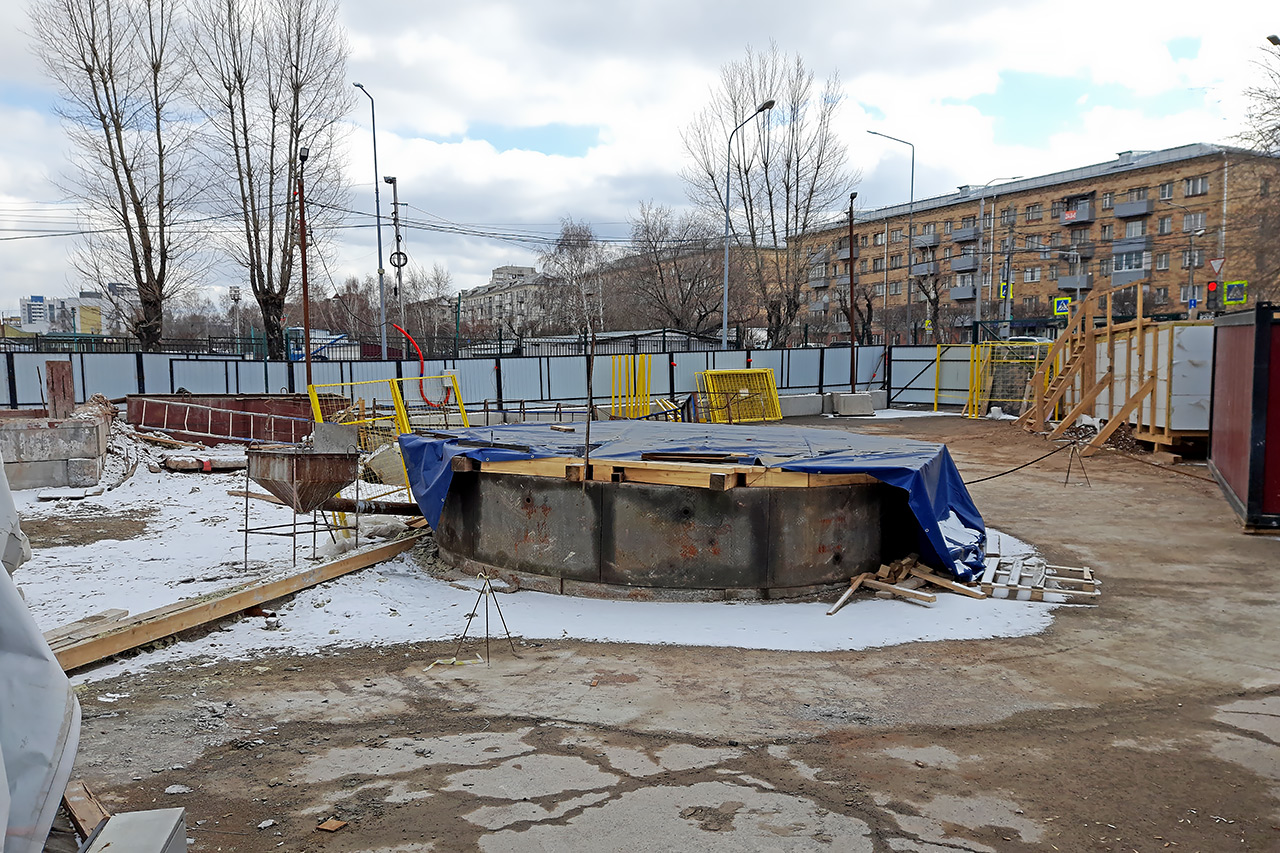 Шахта притоннельного сооружения на Высотной закрытая