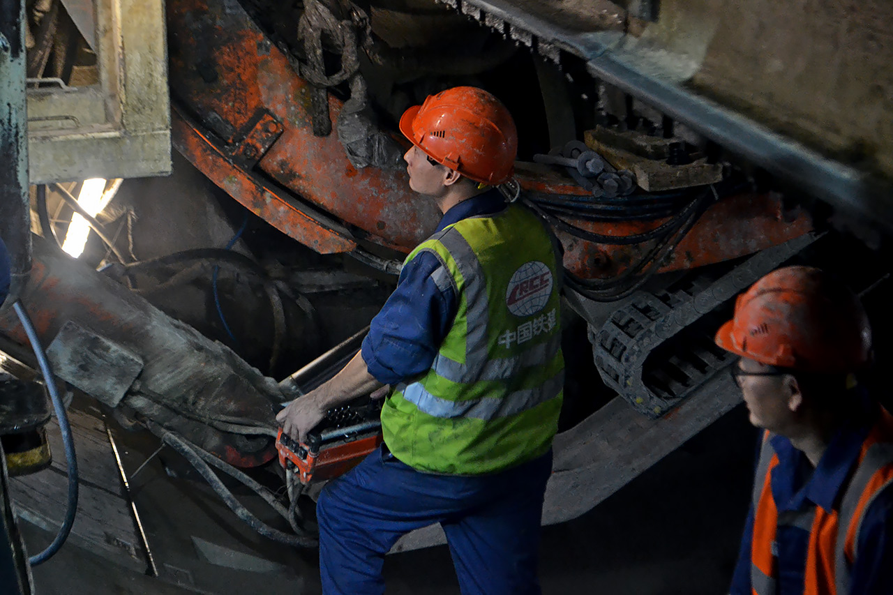 укладка тюбингов метро, новый тоннель метро на Высотной