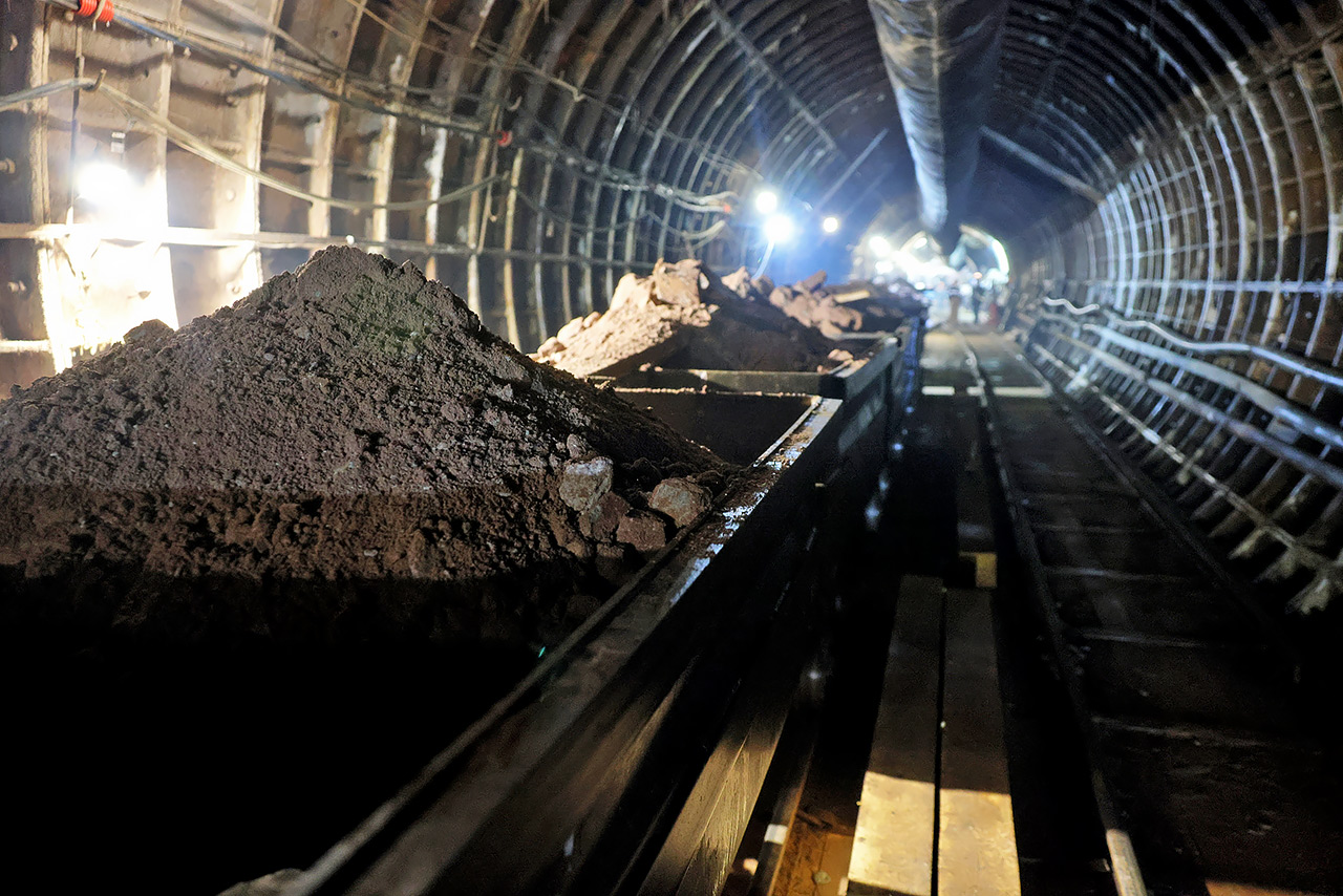 Вывоз грунта на стройке Красноярского метро