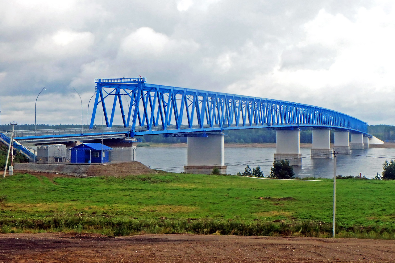 Мост у поселка Высокогорский в Красноярском крае