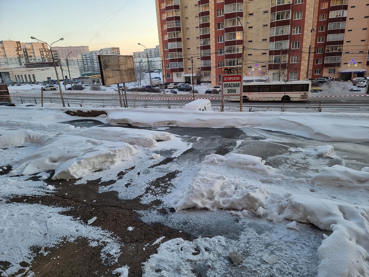 замерзшая вода на подпорной стене