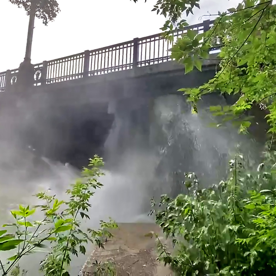 Вода хлещет из под Коммунального моста