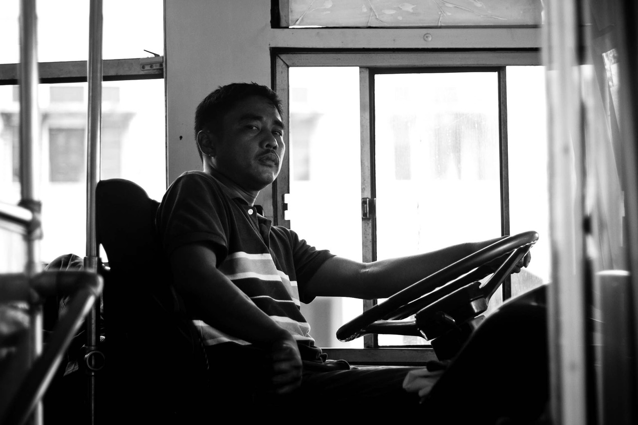 Водитель автобуса черно-белая фотография