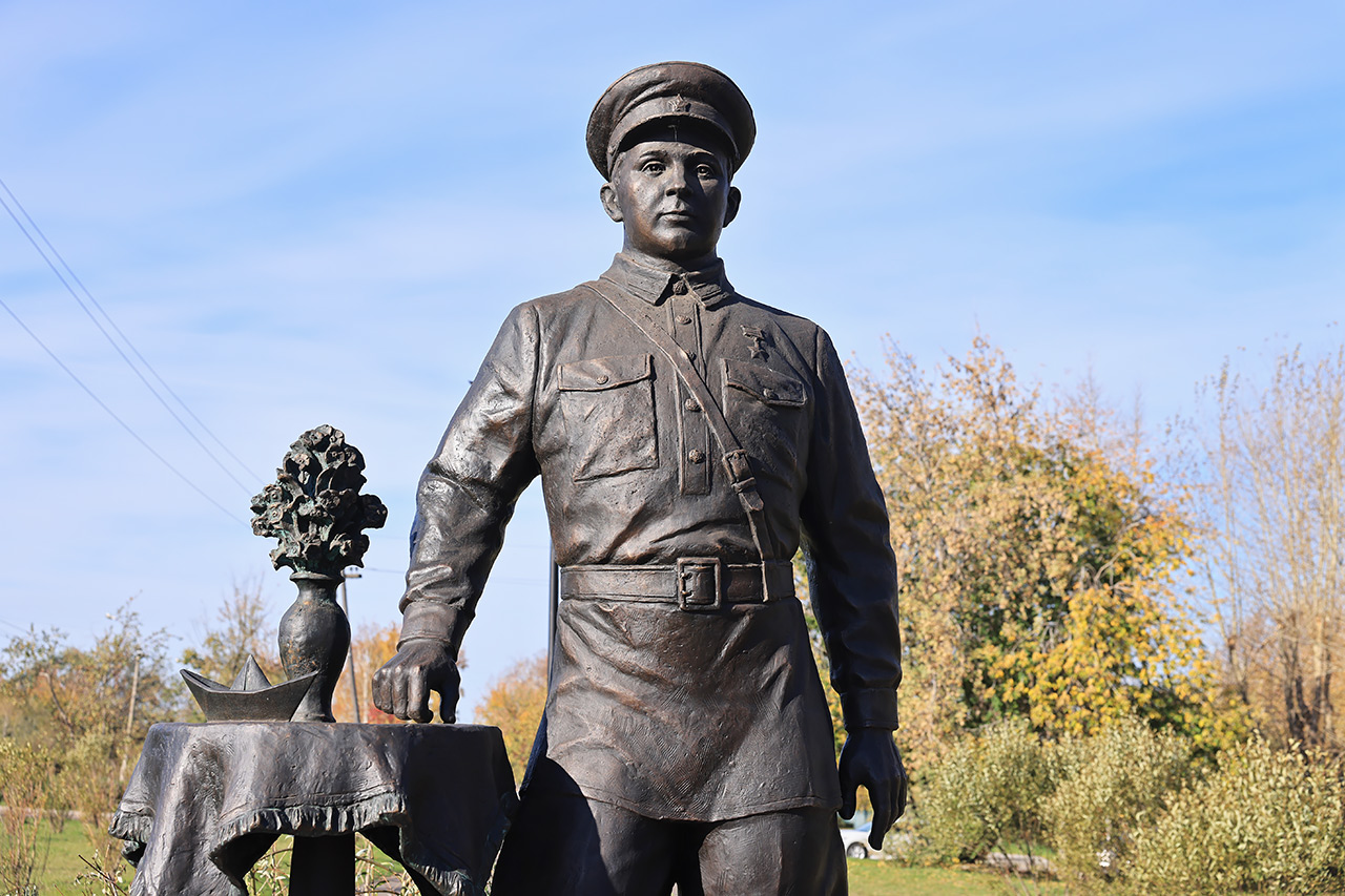 Памятник Водяникову в Красноярске в Покровке