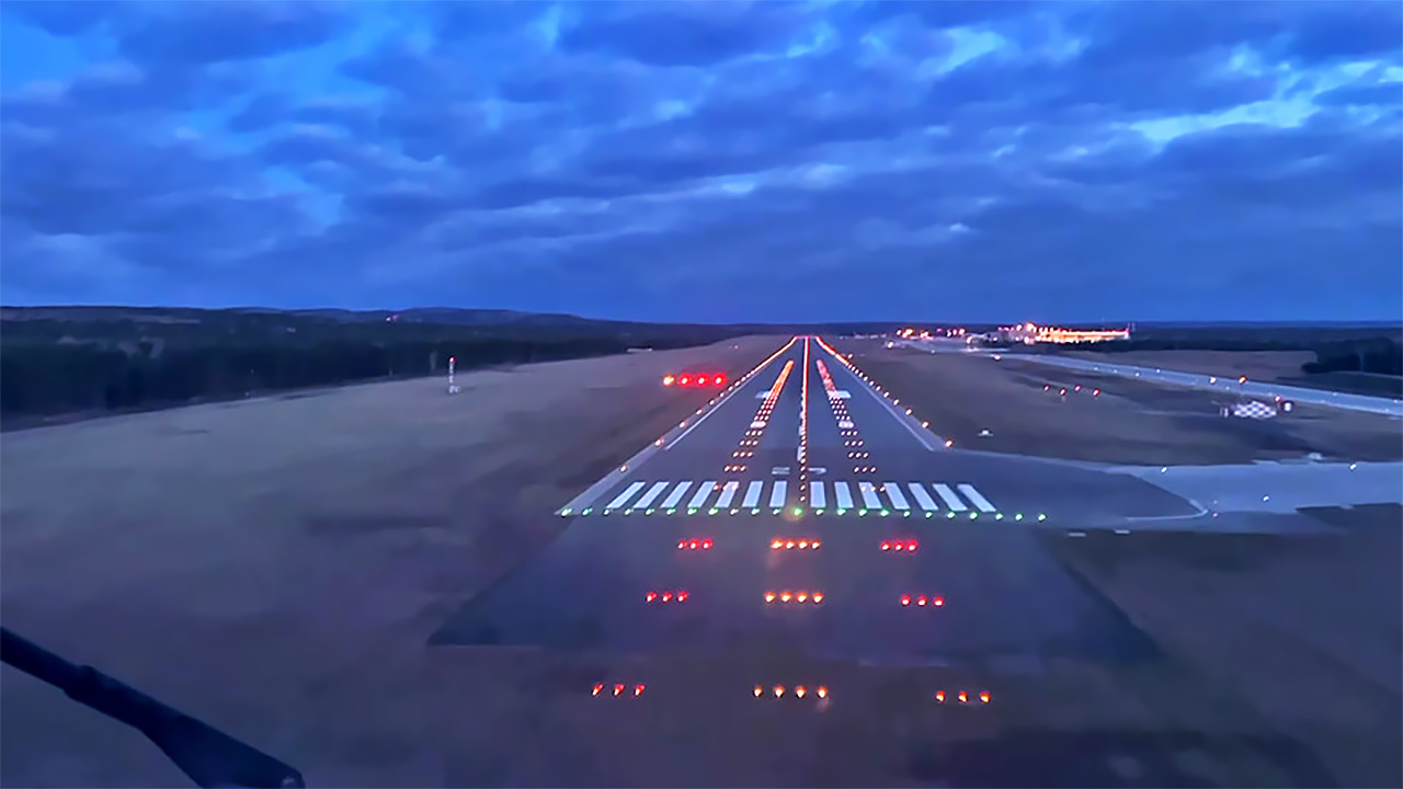 ВПП аэропорта Красноярск - вид в сумерках