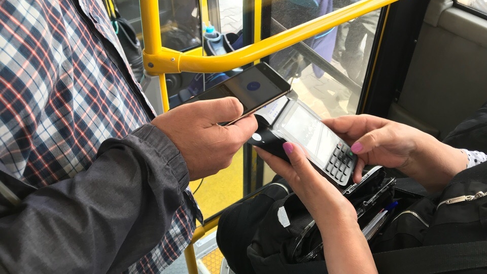 смартфон в автобусе