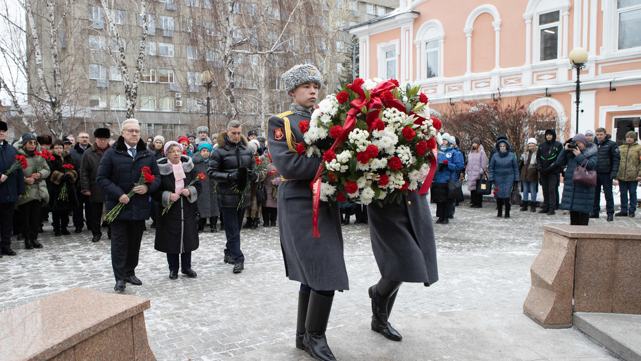 Спикер Заксобрания возложил цветы к памятнику «Дети войны»
