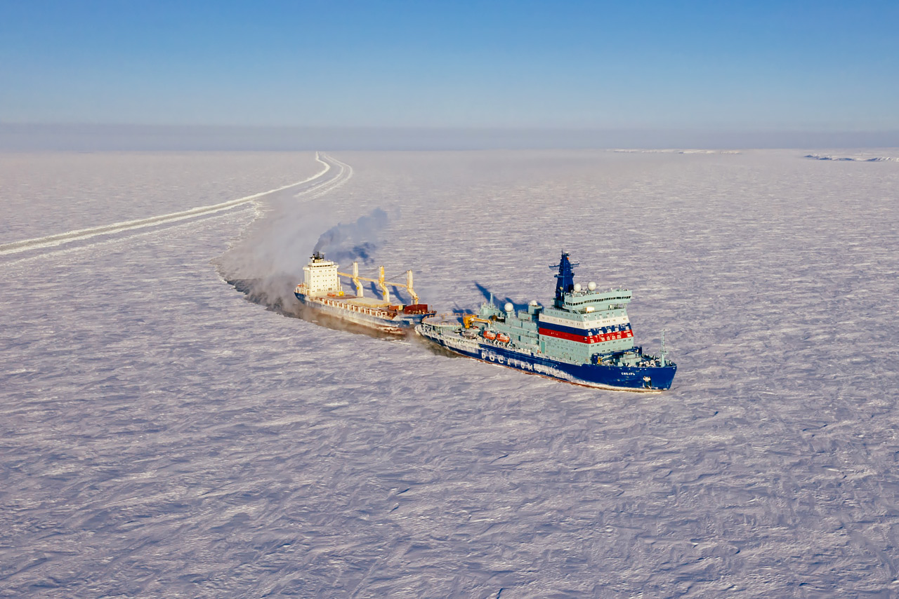 Проводка атомным ледоколом Сибирь транспортного судна в Енисейском заливе