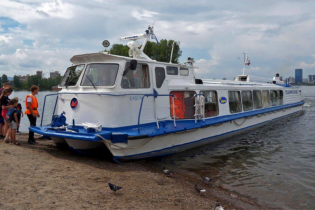 Теплоход Заря на пристани